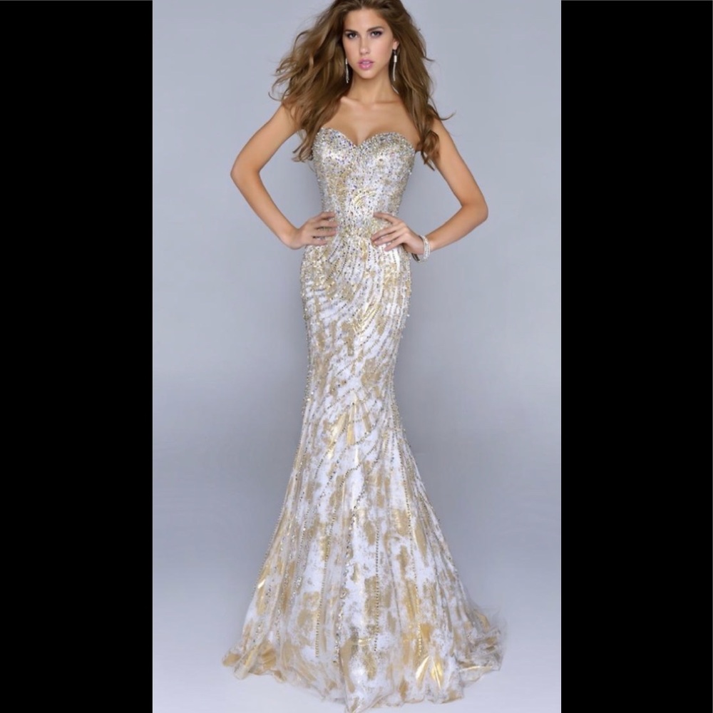 Nina Canacci 9000 strapless  sweetheart bodice gown